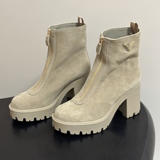顶级品质 Prada 普拉达 26Fw秋冬新款高跟拉链短靴 明星同款经典三角标扣一脚蹬厚底增高机车风短靴 这款牛皮革短靴 顶级品质 Prada 普拉达 26Fw秋冬新款高跟拉链短靴 明星同款经典三角标扣一脚蹬厚底增高机车风短靴 这款牛皮革短靴
