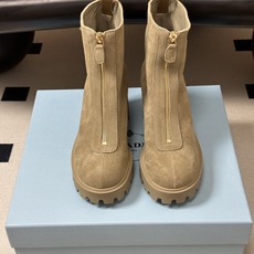 顶级品质 Prada 普拉达 26Fw秋冬新款高跟拉链短靴 明星同款经典三角标扣一脚蹬厚底增高机车风短靴 这款牛皮革短靴 顶级品质 Prada 普拉达 26Fw秋冬新款高跟拉链短靴 明星同款经典三角标扣一脚蹬厚底增高机车风短靴 这款牛皮革短靴