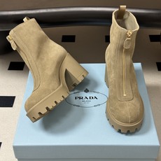 顶级品质 Prada 普拉达 26Fw秋冬新款高跟拉链短靴 明星同款经典三角标扣一脚蹬厚底增高机车风短靴 这款牛皮革短靴 顶级品质 Prada 普拉达 26Fw秋冬新款高跟拉链短靴 明星同款经典三角标扣一脚蹬厚底增高机车风短靴 这款牛皮革短靴