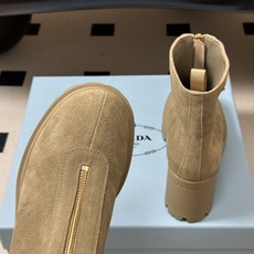 顶级品质 Prada 普拉达 26Fw秋冬新款高跟拉链短靴 明星同款经典三角标扣一脚蹬厚底增高机车风短靴 这款牛皮革短靴 顶级品质 Prada 普拉达 26Fw秋冬新款高跟拉链短靴 明星同款经典三角标扣一脚蹬厚底增高机车风短靴 这款牛皮革短靴