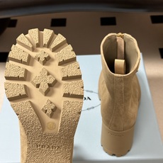 顶级品质 Prada 普拉达 26Fw秋冬新款高跟拉链短靴 明星同款经典三角标扣一脚蹬厚底增高机车风短靴 这款牛皮革短靴 顶级品质 Prada 普拉达 26Fw秋冬新款高跟拉链短靴 明星同款经典三角标扣一脚蹬厚底增高机车风短靴 这款牛皮革短靴