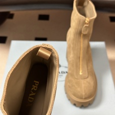 顶级品质 Prada 普拉达 26Fw秋冬新款高跟拉链短靴 明星同款经典三角标扣一脚蹬厚底增高机车风短靴 这款牛皮革短靴 顶级品质 Prada 普拉达 26Fw秋冬新款高跟拉链短靴 明星同款经典三角标扣一脚蹬厚底增高机车风短靴 这款牛皮革短靴