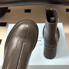 顶级品质 Prada 普拉达 26Fw秋冬新款高跟拉链短靴 明星同款经典三角标扣一脚蹬厚底增高机车风短靴 这款牛皮革短靴 顶级品质 Prada 普拉达 26Fw秋冬新款高跟拉链短靴 明星同款经典三角标扣一脚蹬厚底增高机车风短靴 这款牛皮革短靴