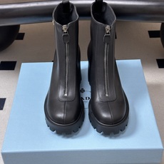 顶级品质 Prada 普拉达 26Fw秋冬新款高跟拉链短靴 明星同款经典三角标扣一脚蹬厚底增高机车风短靴 这款牛皮革短靴 顶级品质 Prada 普拉达 26Fw秋冬新款高跟拉链短靴 明星同款经典三角标扣一脚蹬厚底增高机车风短靴 这款牛皮革短靴