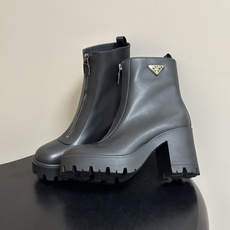 顶级品质 Prada 普拉达 26Fw秋冬新款高跟拉链短靴 明星同款经典三角标扣一脚蹬厚底增高机车风短靴 这款牛皮革短靴 顶级品质 Prada 普拉达 26Fw秋冬新款高跟拉链短靴 明星同款经典三角标扣一脚蹬厚底增高机车风短靴 这款牛皮革短靴