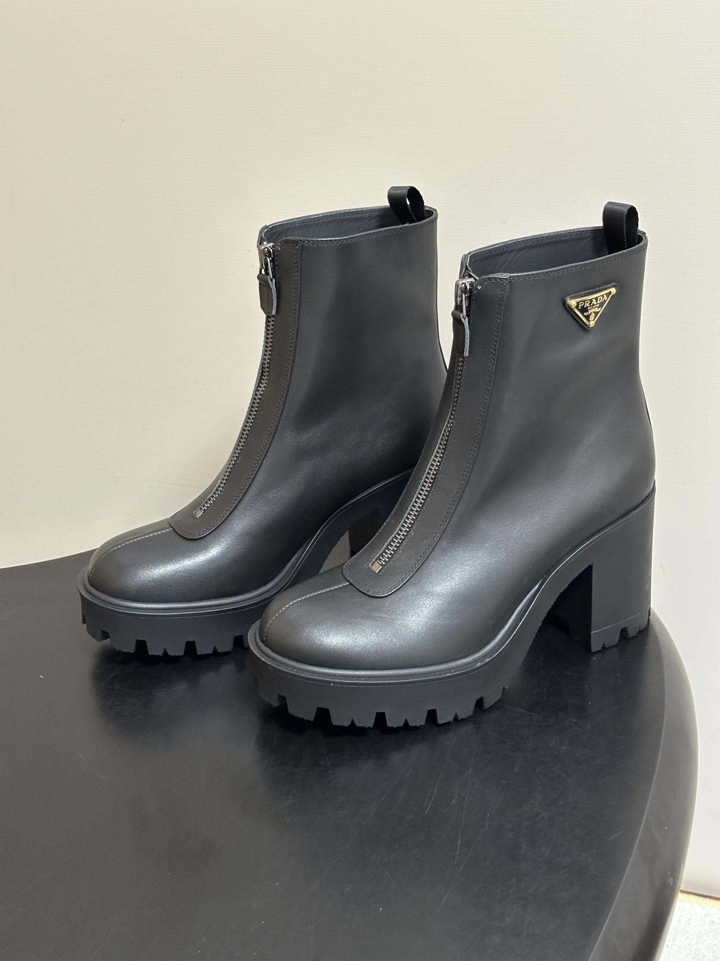 顶级品质 Prada 普拉达 26Fw秋冬新款高跟拉链短靴 明星同款经典三角标扣一脚蹬厚底增高机车风短靴 这款牛皮革短靴 顶级品质 Prada 普拉达 26Fw秋冬新款高跟拉链短靴 明星同款经典三角标扣一脚蹬厚底增高机车风短靴 这款牛皮革短靴