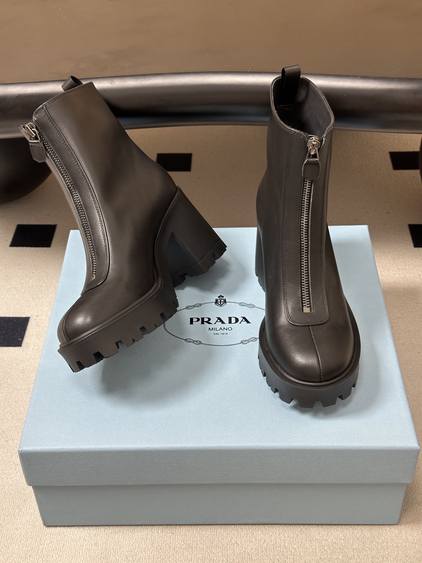 顶级品质 Prada 普拉达 26Fw秋冬新款高跟拉链短靴 明星同款经典三角标扣一脚蹬厚底增高机车风短靴 这款牛皮革短靴 顶级品质 Prada 普拉达 26Fw秋冬新款高跟拉链短靴 明星同款经典三角标扣一脚蹬厚底增高机车风短靴 这款牛皮革短靴