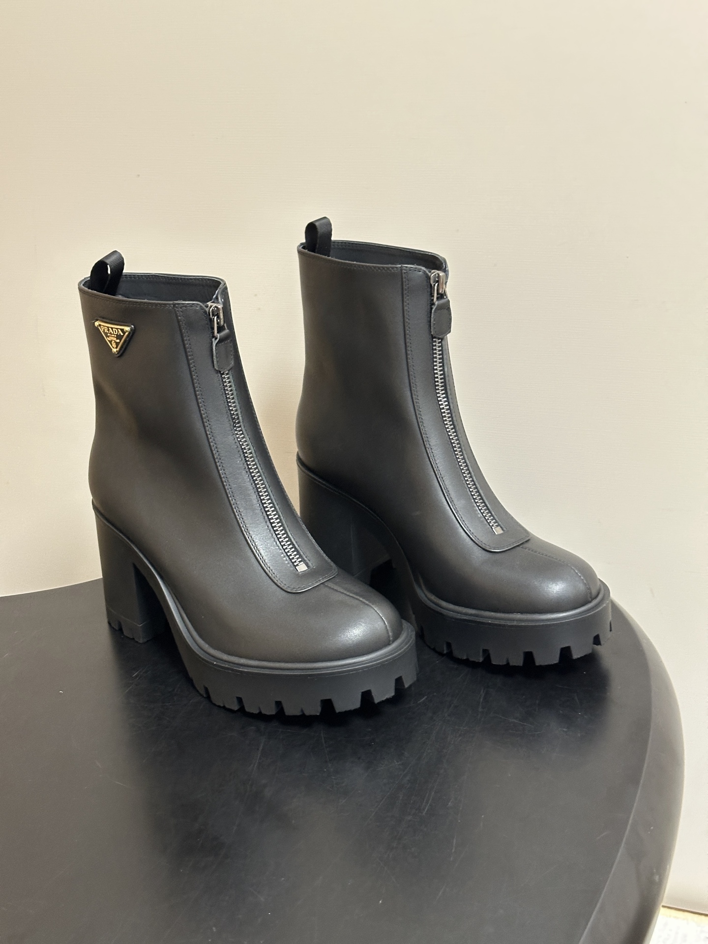 顶级品质 Prada 普拉达 26Fw秋冬新款高跟拉链短靴 明星同款经典三角标扣一脚蹬厚底增高机车风短靴 这款牛皮革短靴