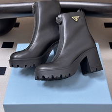 顶级品质 Prada 普拉达 26Fw秋冬新款高跟拉链短靴 明星同款经典三角标扣一脚蹬厚底增高机车风短靴 这款牛皮革短靴 顶级品质 Prada 普拉达 26Fw秋冬新款高跟拉链短靴 明星同款经典三角标扣一脚蹬厚底增高机车风短靴 这款牛皮革短靴