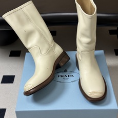 顶级品质 26Fw秋冬新款Prada 普拉达最新爆款堆堆靴复古西部牛仔靴一脚蹬宽筒靴做旧牛皮厚底短靴 这款中筒靴采用柔软 顶级品质 26Fw秋冬新款Prada 普拉达最新爆款堆堆靴复古西部牛仔靴一脚蹬宽筒靴做旧牛皮厚底短靴 这款中筒靴采用柔软
