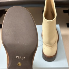 顶级品质 26Fw秋冬新款Prada 普拉达最新爆款堆堆靴复古西部牛仔靴一脚蹬宽筒靴做旧牛皮厚底短靴 这款中筒靴采用柔软 顶级品质 26Fw秋冬新款Prada 普拉达最新爆款堆堆靴复古西部牛仔靴一脚蹬宽筒靴做旧牛皮厚底短靴 这款中筒靴采用柔软