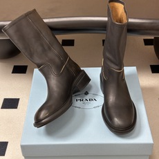 顶级品质 26Fw秋冬新款Prada 普拉达最新爆款堆堆靴复古西部牛仔靴一脚蹬宽筒靴做旧牛皮厚底短靴 这款中筒靴采用柔软 顶级品质 26Fw秋冬新款Prada 普拉达最新爆款堆堆靴复古西部牛仔靴一脚蹬宽筒靴做旧牛皮厚底短靴 这款中筒靴采用柔软