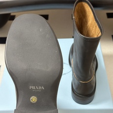 顶级品质 26Fw秋冬新款Prada 普拉达最新爆款堆堆靴复古西部牛仔靴一脚蹬宽筒靴做旧牛皮厚底短靴 这款中筒靴采用柔软 顶级品质 26Fw秋冬新款Prada 普拉达最新爆款堆堆靴复古西部牛仔靴一脚蹬宽筒靴做旧牛皮厚底短靴 这款中筒靴采用柔软