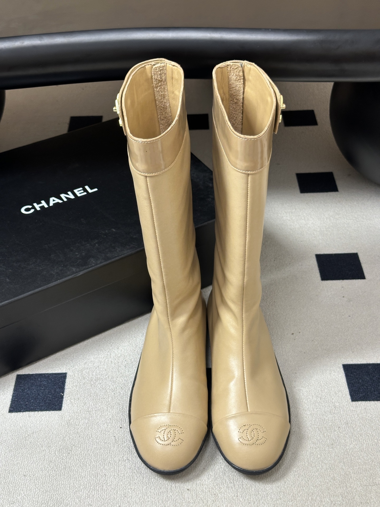 2026 秋冬新款 Chanel 26A小香 经典双C扣骑士靴厚底一脚蹬直筒长靴复古老钱风中筒靴 套筒骑士靴绝对是帅气百 2026 秋冬新款 Chanel 26A小香 经典双C扣骑士靴厚底一脚蹬直筒长靴复古老钱风中筒靴 套筒骑士靴绝对是帅气百