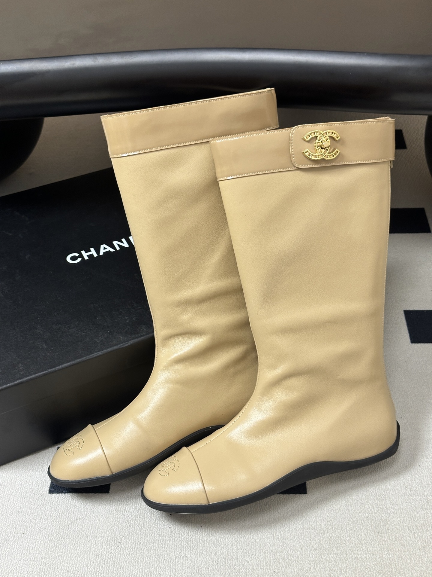2026 秋冬新款 Chanel 26A小香 经典双C扣骑士靴厚底一脚蹬直筒长靴复古老钱风中筒靴 套筒骑士靴绝对是帅气百 2026 秋冬新款 Chanel 26A小香 经典双C扣骑士靴厚底一脚蹬直筒长靴复古老钱风中筒靴 套筒骑士靴绝对是帅气百