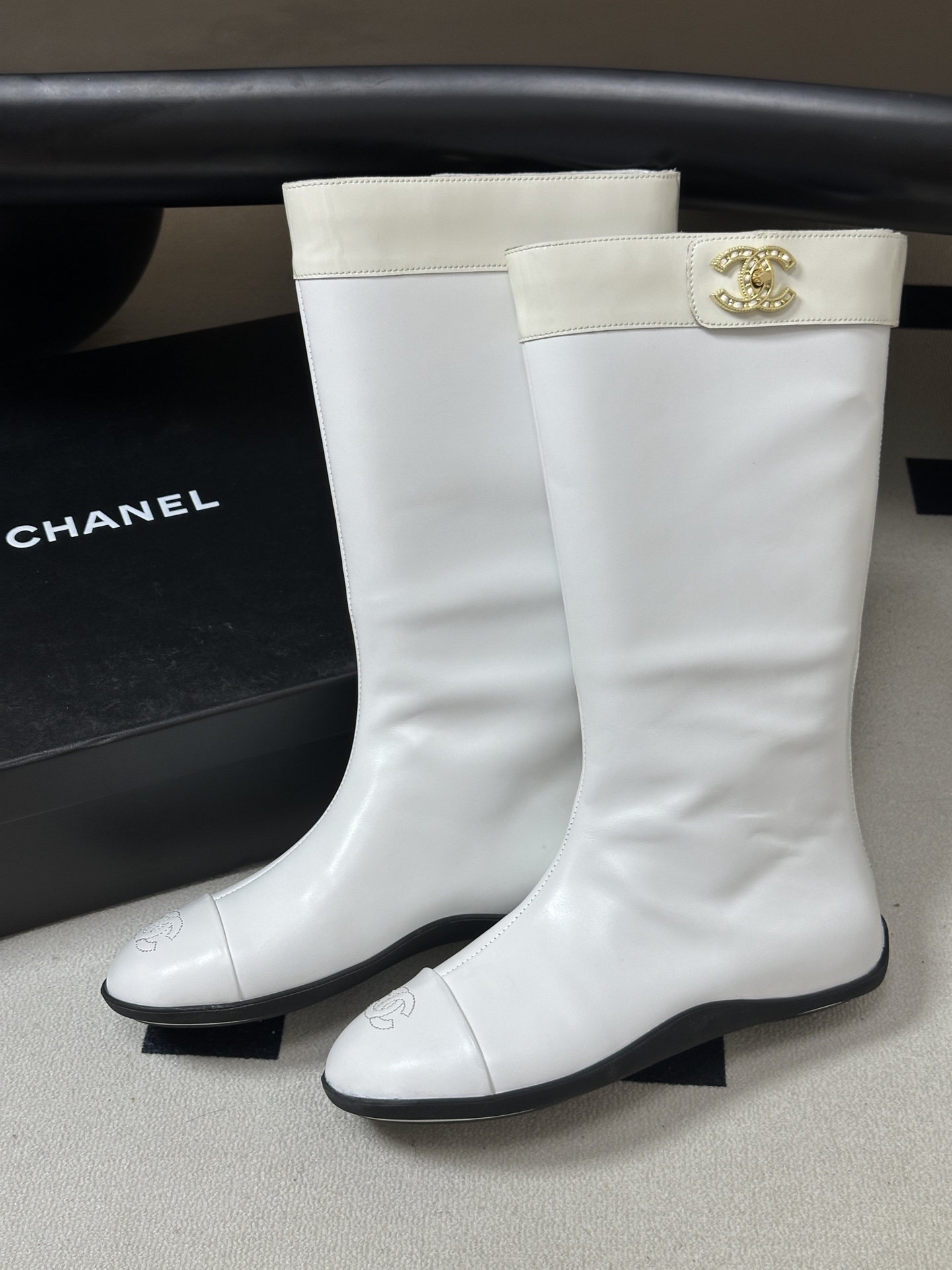 2026 秋冬新款 Chanel 26A小香 经典双C扣骑士靴厚底一脚蹬直筒长靴复古老钱风中筒靴 套筒骑士靴绝对是帅气百 2026 秋冬新款 Chanel 26A小香 经典双C扣骑士靴厚底一脚蹬直筒长靴复古老钱风中筒靴 套筒骑士靴绝对是帅气百