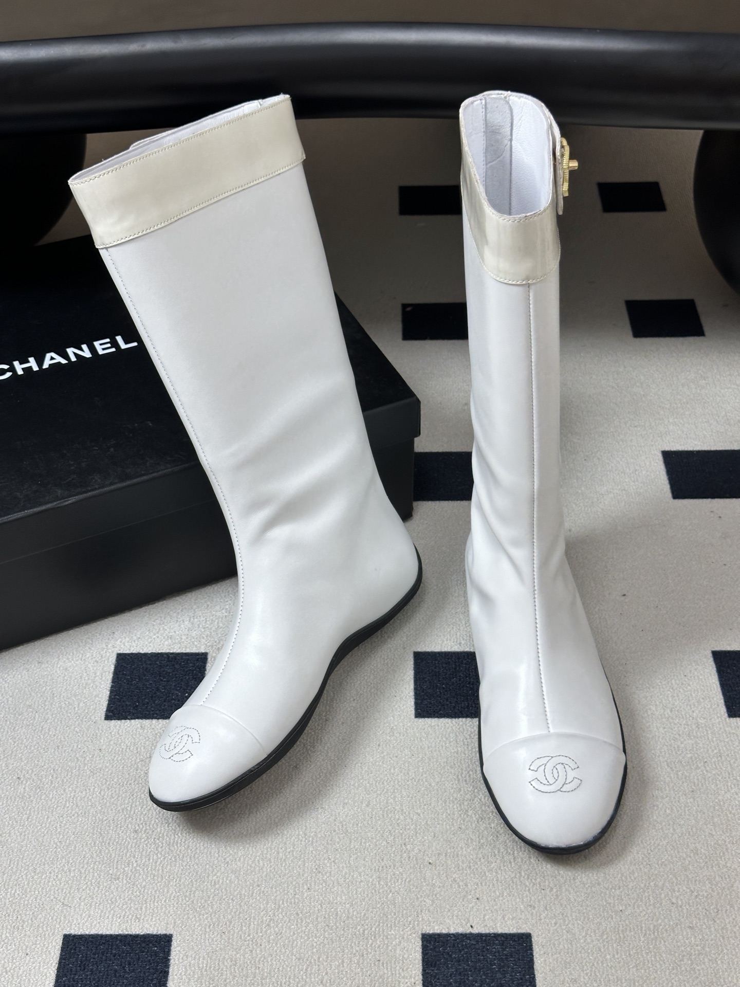 2026 秋冬新款 Chanel 26A小香 经典双C扣骑士靴厚底一脚蹬直筒长靴复古老钱风中筒靴 套筒骑士靴绝对是帅气百 2026 秋冬新款 Chanel 26A小香 经典双C扣骑士靴厚底一脚蹬直筒长靴复古老钱风中筒靴 套筒骑士靴绝对是帅气百
