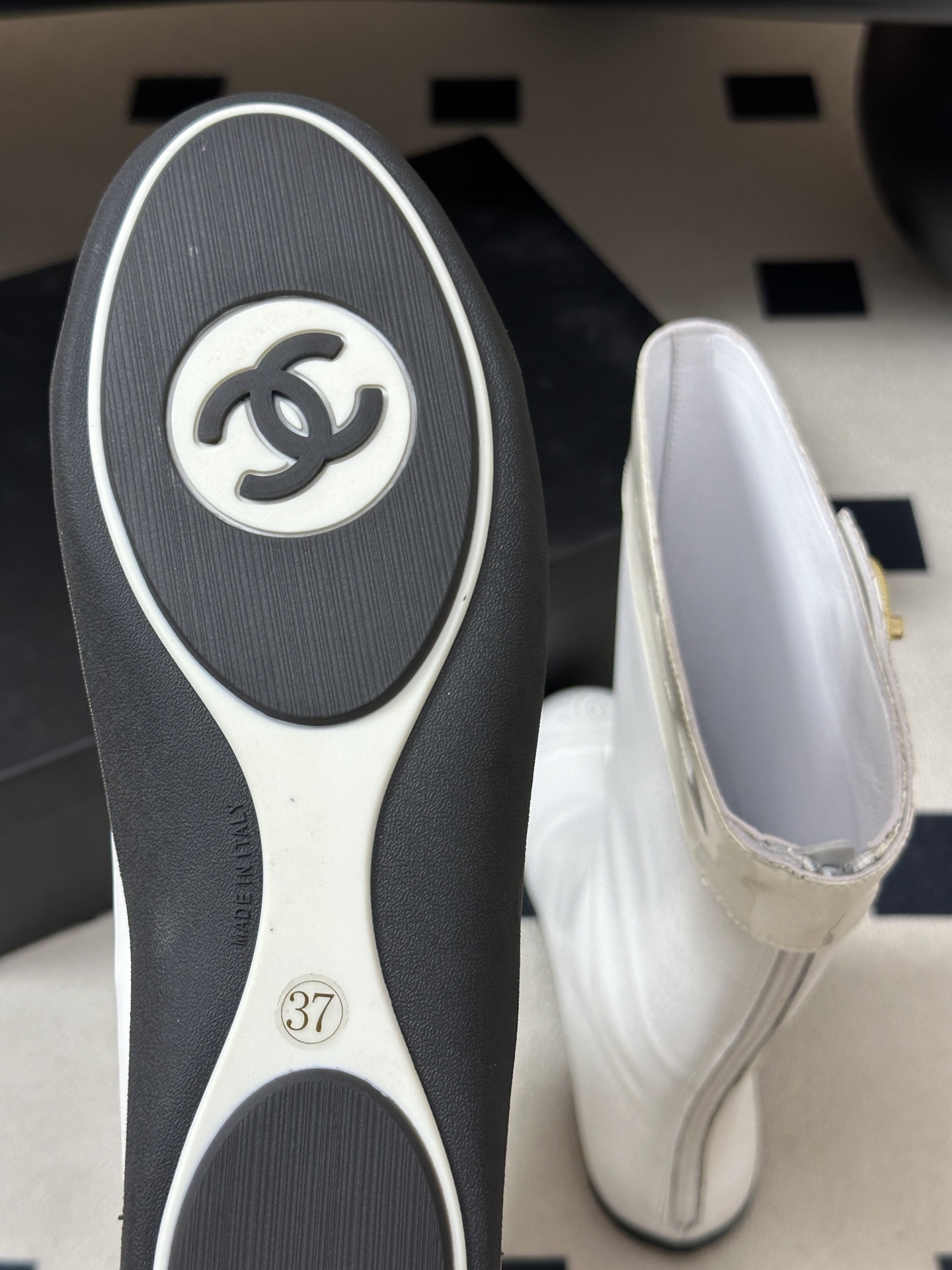 2026 秋冬新款 Chanel 26A小香 经典双C扣骑士靴厚底一脚蹬直筒长靴复古老钱风中筒靴 套筒骑士靴绝对是帅气百 2026 秋冬新款 Chanel 26A小香 经典双C扣骑士靴厚底一脚蹬直筒长靴复古老钱风中筒靴 套筒骑士靴绝对是帅气百