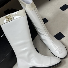 2026 秋冬新款 Chanel 26A小香 经典双C扣骑士靴厚底一脚蹬直筒长靴复古老钱风中筒靴 套筒骑士靴绝对是帅气百 2026 秋冬新款 Chanel 26A小香 经典双C扣骑士靴厚底一脚蹬直筒长靴复古老钱风中筒靴 套筒骑士靴绝对是帅气百