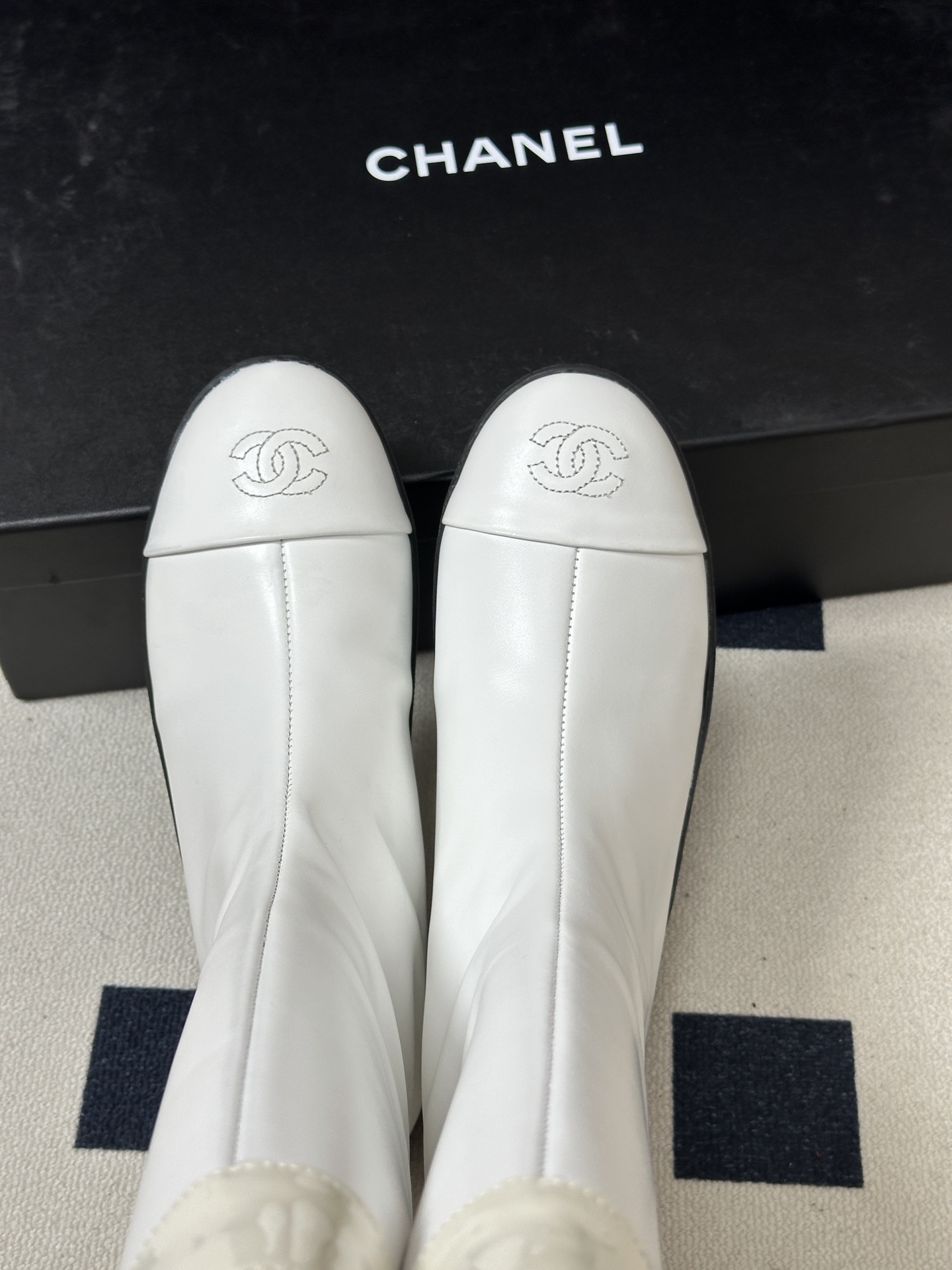 2026 秋冬新款 Chanel 26A小香 经典双C扣骑士靴厚底一脚蹬直筒长靴复古老钱风中筒靴 套筒骑士靴绝对是帅气百 2026 秋冬新款 Chanel 26A小香 经典双C扣骑士靴厚底一脚蹬直筒长靴复古老钱风中筒靴 套筒骑士靴绝对是帅气百