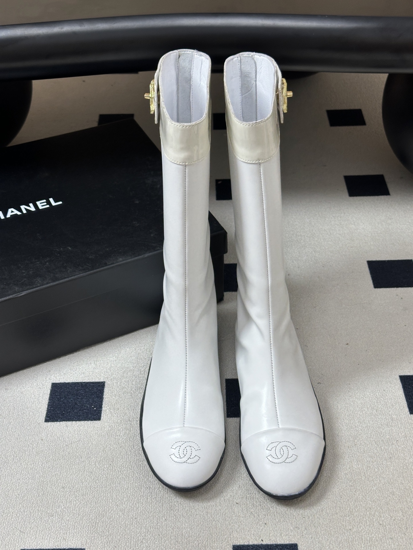 2026 秋冬新款 Chanel 26A小香 经典双C扣骑士靴厚底一脚蹬直筒长靴复古老钱风中筒靴 套筒骑士靴绝对是帅气百 2026 秋冬新款 Chanel 26A小香 经典双C扣骑士靴厚底一脚蹬直筒长靴复古老钱风中筒靴 套筒骑士靴绝对是帅气百