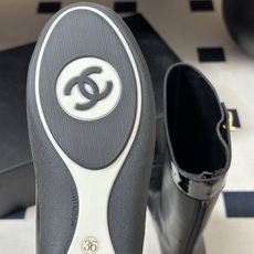 2026 秋冬新款 Chanel 26A小香 经典双C扣骑士靴厚底一脚蹬直筒长靴复古老钱风中筒靴 套筒骑士靴绝对是帅气百 2026 秋冬新款 Chanel 26A小香 经典双C扣骑士靴厚底一脚蹬直筒长靴复古老钱风中筒靴 套筒骑士靴绝对是帅气百