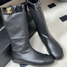 2026 秋冬新款 Chanel 26A小香 经典双C扣骑士靴厚底一脚蹬直筒长靴复古老钱风中筒靴 套筒骑士靴绝对是帅气百 2026 秋冬新款 Chanel 26A小香 经典双C扣骑士靴厚底一脚蹬直筒长靴复古老钱风中筒靴 套筒骑士靴绝对是帅气百