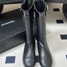 2026 秋冬新款 Chanel 26A小香 经典双C扣骑士靴厚底一脚蹬直筒长靴复古老钱风中筒靴 套筒骑士靴绝对是帅气百 2026 秋冬新款 Chanel 26A小香 经典双C扣骑士靴厚底一脚蹬直筒长靴复古老钱风中筒靴 套筒骑士靴绝对是帅气百