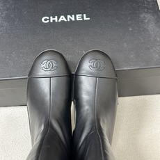 2026 秋冬新款 Chanel 26A小香 经典双C扣骑士靴厚底一脚蹬直筒长靴复古老钱风中筒靴 套筒骑士靴绝对是帅气百 2026 秋冬新款 Chanel 26A小香 经典双C扣骑士靴厚底一脚蹬直筒长靴复古老钱风中筒靴 套筒骑士靴绝对是帅气百