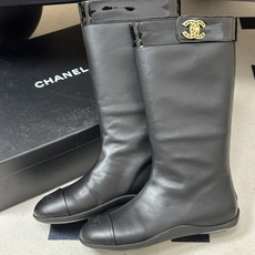 2026 秋冬新款 Chanel 26A小香 经典双C扣骑士靴厚底一脚蹬直筒长靴复古老钱风中筒靴 套筒骑士靴绝对是帅气百 2026 秋冬新款 Chanel 26A小香 经典双C扣骑士靴厚底一脚蹬直筒长靴复古老钱风中筒靴 套筒骑士靴绝对是帅气百