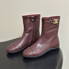 2026 秋冬新款 Chanel 26A小香 经典双C扣及踝靴厚底一脚蹬短靴复古老钱风侧拉链短靴 套筒骑士靴绝对是帅气百 2026 秋冬新款 Chanel 26A小香 经典双C扣及踝靴厚底一脚蹬短靴复古老钱风侧拉链短靴 套筒骑士靴绝对是帅气百