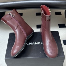 2026 秋冬新款 Chanel 26A小香 经典双C扣及踝靴厚底一脚蹬短靴复古老钱风侧拉链短靴 套筒骑士靴绝对是帅气百 2026 秋冬新款 Chanel 26A小香 经典双C扣及踝靴厚底一脚蹬短靴复古老钱风侧拉链短靴 套筒骑士靴绝对是帅气百