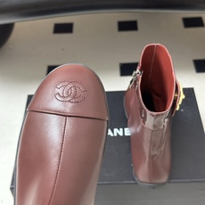 2026 秋冬新款 Chanel 26A小香 经典双C扣及踝靴厚底一脚蹬短靴复古老钱风侧拉链短靴 套筒骑士靴绝对是帅气百 2026 秋冬新款 Chanel 26A小香 经典双C扣及踝靴厚底一脚蹬短靴复古老钱风侧拉链短靴 套筒骑士靴绝对是帅气百