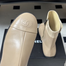 2026 秋冬新款 Chanel 26A小香 经典双C扣及踝靴厚底一脚蹬短靴复古老钱风侧拉链短靴 套筒骑士靴绝对是帅气百 2026 秋冬新款 Chanel 26A小香 经典双C扣及踝靴厚底一脚蹬短靴复古老钱风侧拉链短靴 套筒骑士靴绝对是帅气百