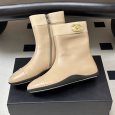 2026 秋冬新款 Chanel 26A小香 经典双C扣及踝靴厚底一脚蹬短靴复古老钱风侧拉链短靴 套筒骑士靴绝对是帅气百 2026 秋冬新款 Chanel 26A小香 经典双C扣及踝靴厚底一脚蹬短靴复古老钱风侧拉链短靴 套筒骑士靴绝对是帅气百
