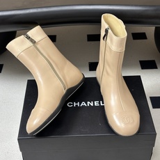 2026 秋冬新款 Chanel 26A小香 经典双C扣及踝靴厚底一脚蹬短靴复古老钱风侧拉链短靴 套筒骑士靴绝对是帅气百 2026 秋冬新款 Chanel 26A小香 经典双C扣及踝靴厚底一脚蹬短靴复古老钱风侧拉链短靴 套筒骑士靴绝对是帅气百