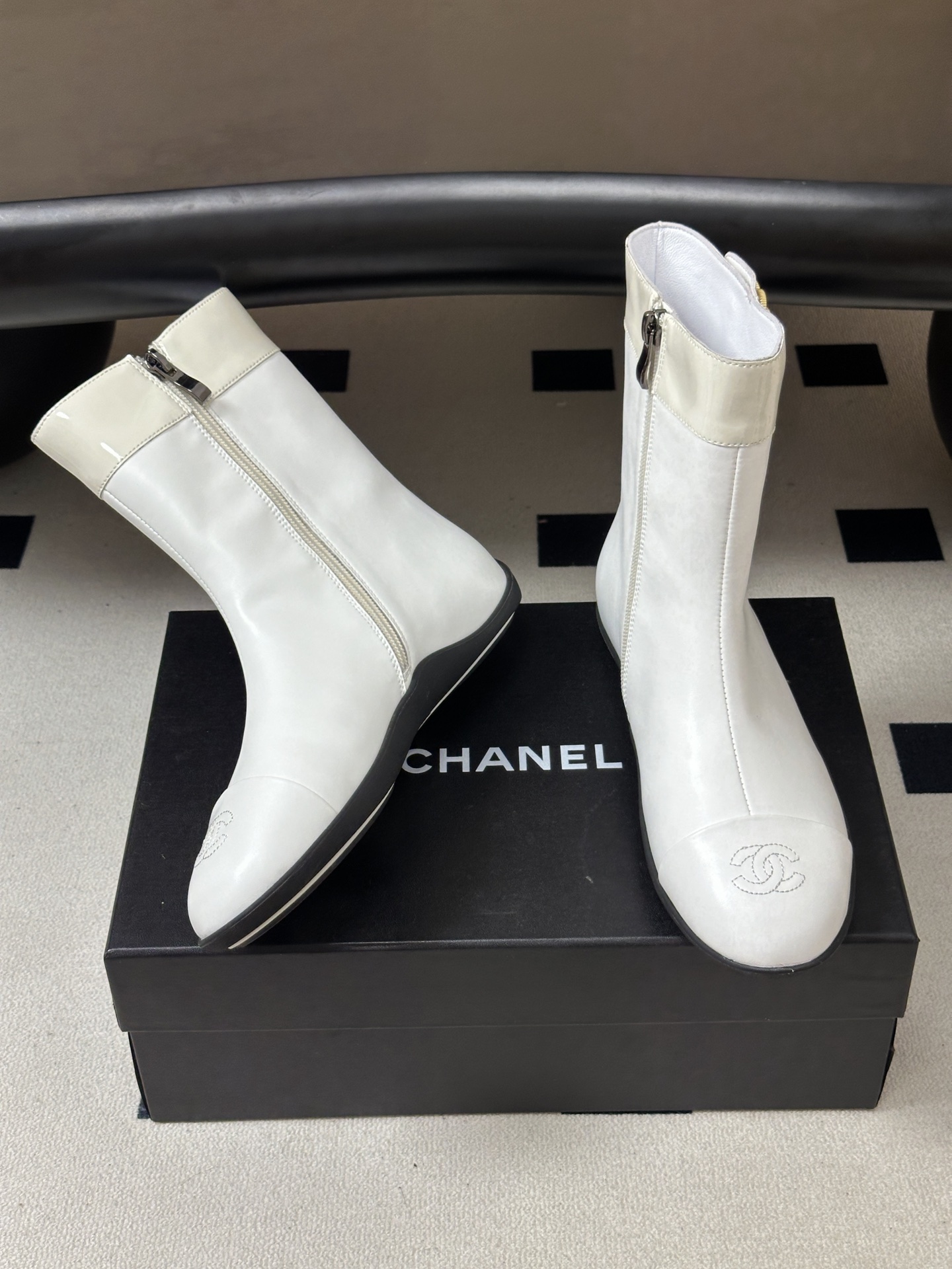 2026 秋冬新款 Chanel 26A小香 经典双C扣及踝靴厚底一脚蹬短靴复古老钱风侧拉链短靴 套筒骑士靴绝对是帅气百 2026 秋冬新款 Chanel 26A小香 经典双C扣及踝靴厚底一脚蹬短靴复古老钱风侧拉链短靴 套筒骑士靴绝对是帅气百