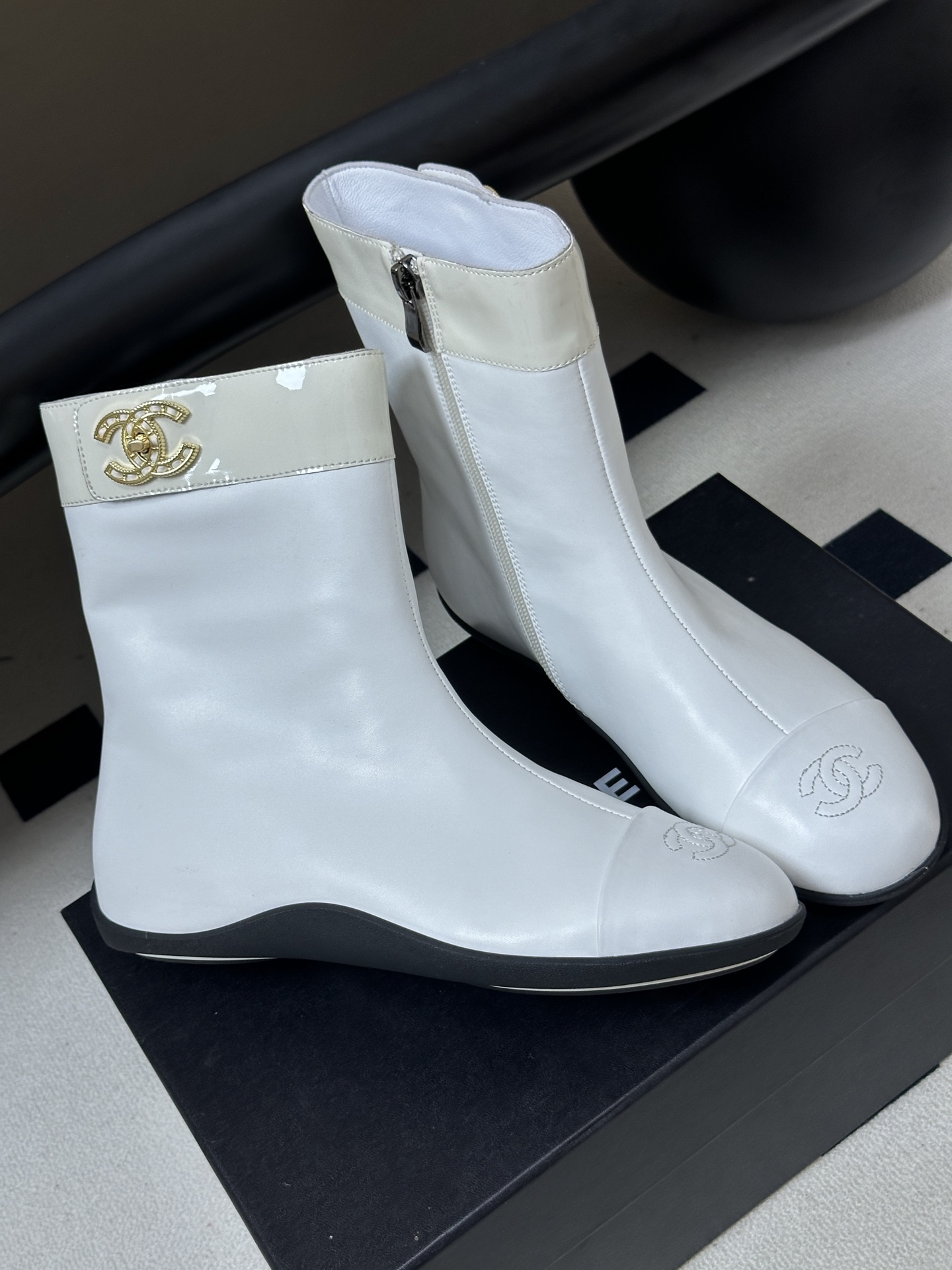 2026 秋冬新款 Chanel 26A小香 经典双C扣及踝靴厚底一脚蹬短靴复古老钱风侧拉链短靴 套筒骑士靴绝对是帅气百 2026 秋冬新款 Chanel 26A小香 经典双C扣及踝靴厚底一脚蹬短靴复古老钱风侧拉链短靴 套筒骑士靴绝对是帅气百