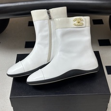 2026 秋冬新款 Chanel 26A小香 经典双C扣及踝靴厚底一脚蹬短靴复古老钱风侧拉链短靴 套筒骑士靴绝对是帅气百 2026 秋冬新款 Chanel 26A小香 经典双C扣及踝靴厚底一脚蹬短靴复古老钱风侧拉链短靴 套筒骑士靴绝对是帅气百