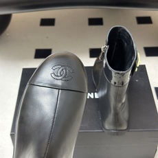 2026 秋冬新款 Chanel 26A小香 经典双C扣及踝靴厚底一脚蹬短靴复古老钱风侧拉链短靴 套筒骑士靴绝对是帅气百 2026 秋冬新款 Chanel 26A小香 经典双C扣及踝靴厚底一脚蹬短靴复古老钱风侧拉链短靴 套筒骑士靴绝对是帅气百