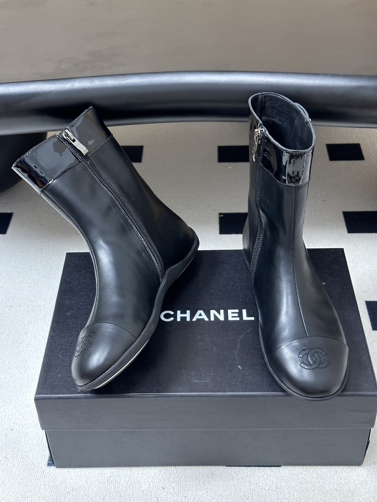 2026 秋冬新款 Chanel 26A小香 经典双C扣及踝靴厚底一脚蹬短靴复古老钱风侧拉链短靴 套筒骑士靴绝对是帅气百 2026 秋冬新款 Chanel 26A小香 经典双C扣及踝靴厚底一脚蹬短靴复古老钱风侧拉链短靴 套筒骑士靴绝对是帅气百