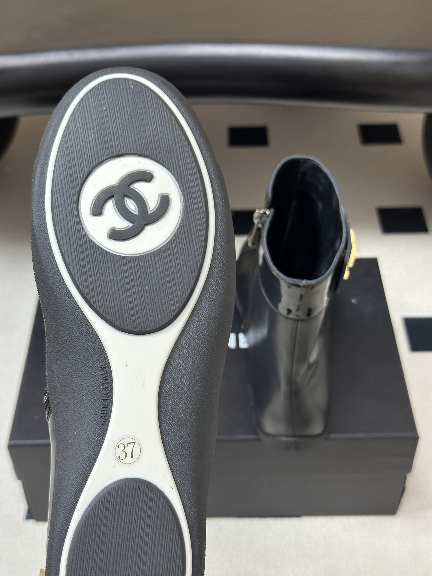 2026 秋冬新款 Chanel 26A小香 经典双C扣及踝靴厚底一脚蹬短靴复古老钱风侧拉链短靴 套筒骑士靴绝对是帅气百 2026 秋冬新款 Chanel 26A小香 经典双C扣及踝靴厚底一脚蹬短靴复古老钱风侧拉链短靴 套筒骑士靴绝对是帅气百