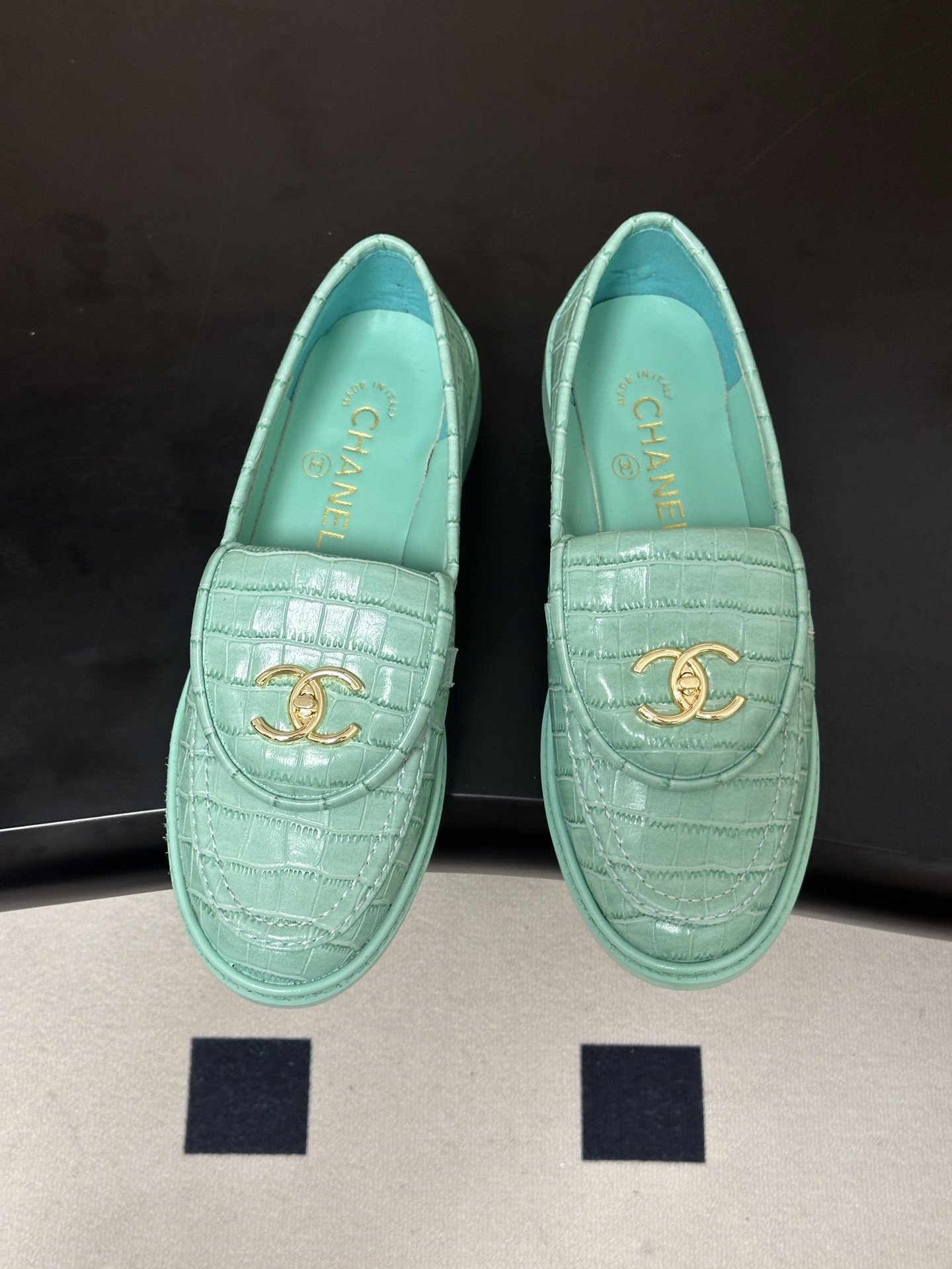 26FW新配色 Chanel小香经典款双C扣乐福鞋翻盖书包扣鳄鱼纹皮乐福鞋 一眼就爱上的乐福鞋 简约又经典 不挑风格 可 26FW新配色 Chanel小香经典款双C扣乐福鞋翻盖书包扣鳄鱼纹皮乐福鞋 一眼就爱上的乐福鞋 简约又经典 不挑风格 可