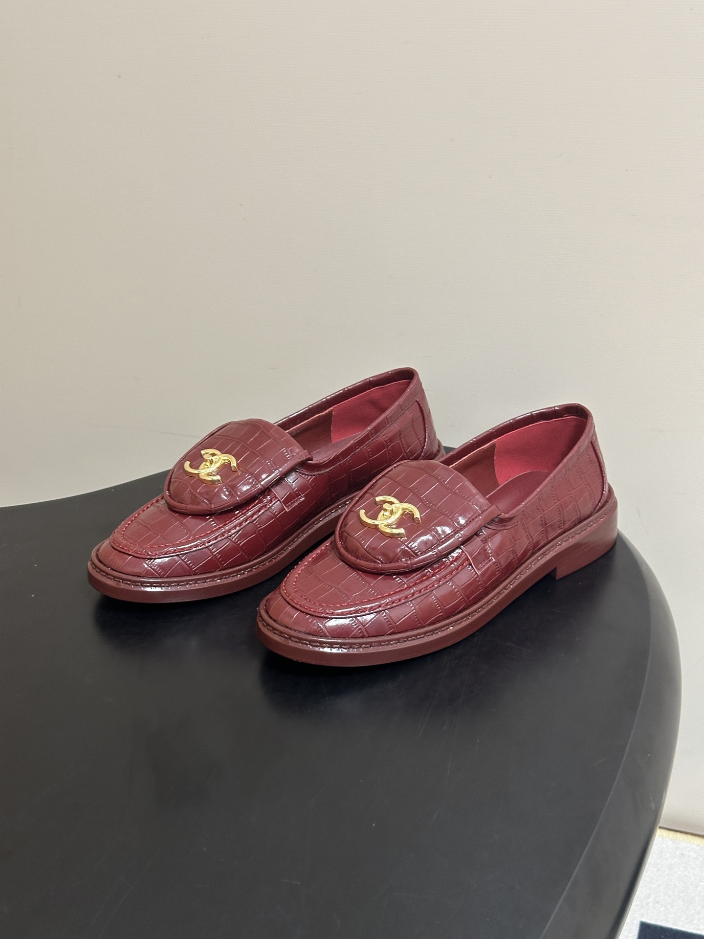 26FW新配色 Chanel小香经典款双C扣乐福鞋翻盖书包扣鳄鱼纹皮乐福鞋 一眼就爱上的乐福鞋 简约又经典 不挑风格 可 26FW新配色 Chanel小香经典款双C扣乐福鞋翻盖书包扣鳄鱼纹皮乐福鞋 一眼就爱上的乐福鞋 简约又经典 不挑风格 可