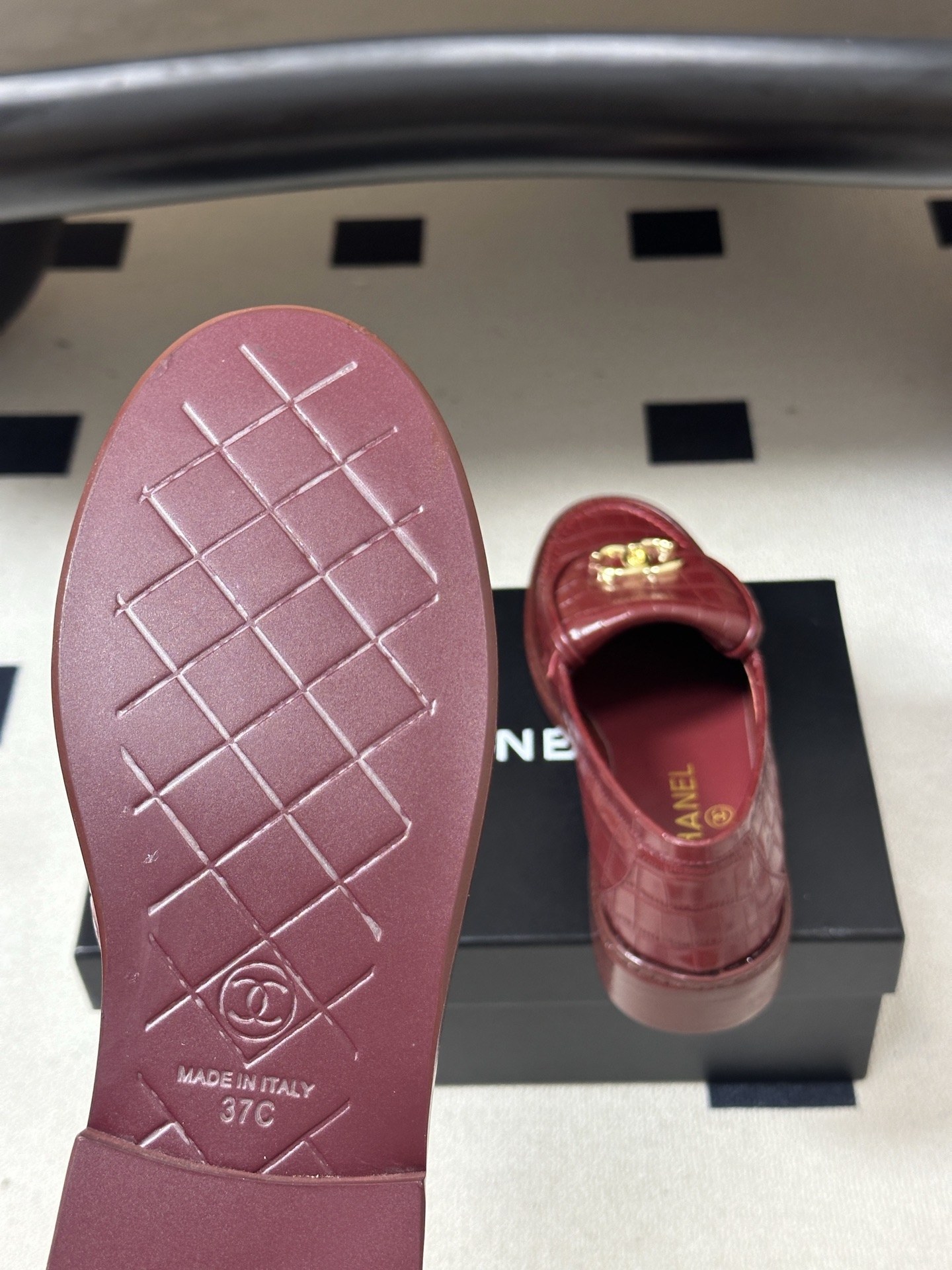 26FW新配色 Chanel小香经典款双C扣乐福鞋翻盖书包扣鳄鱼纹皮乐福鞋 一眼就爱上的乐福鞋 简约又经典 不挑风格 可 26FW新配色 Chanel小香经典款双C扣乐福鞋翻盖书包扣鳄鱼纹皮乐福鞋 一眼就爱上的乐福鞋 简约又经典 不挑风格 可