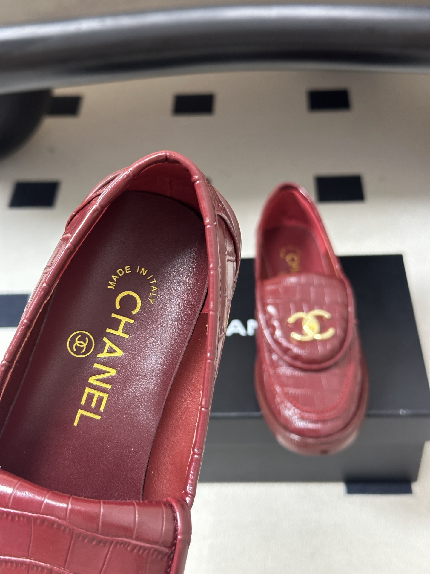 26FW新配色 Chanel小香经典款双C扣乐福鞋翻盖书包扣鳄鱼纹皮乐福鞋 一眼就爱上的乐福鞋 简约又经典 不挑风格 可 26FW新配色 Chanel小香经典款双C扣乐福鞋翻盖书包扣鳄鱼纹皮乐福鞋 一眼就爱上的乐福鞋 简约又经典 不挑风格 可