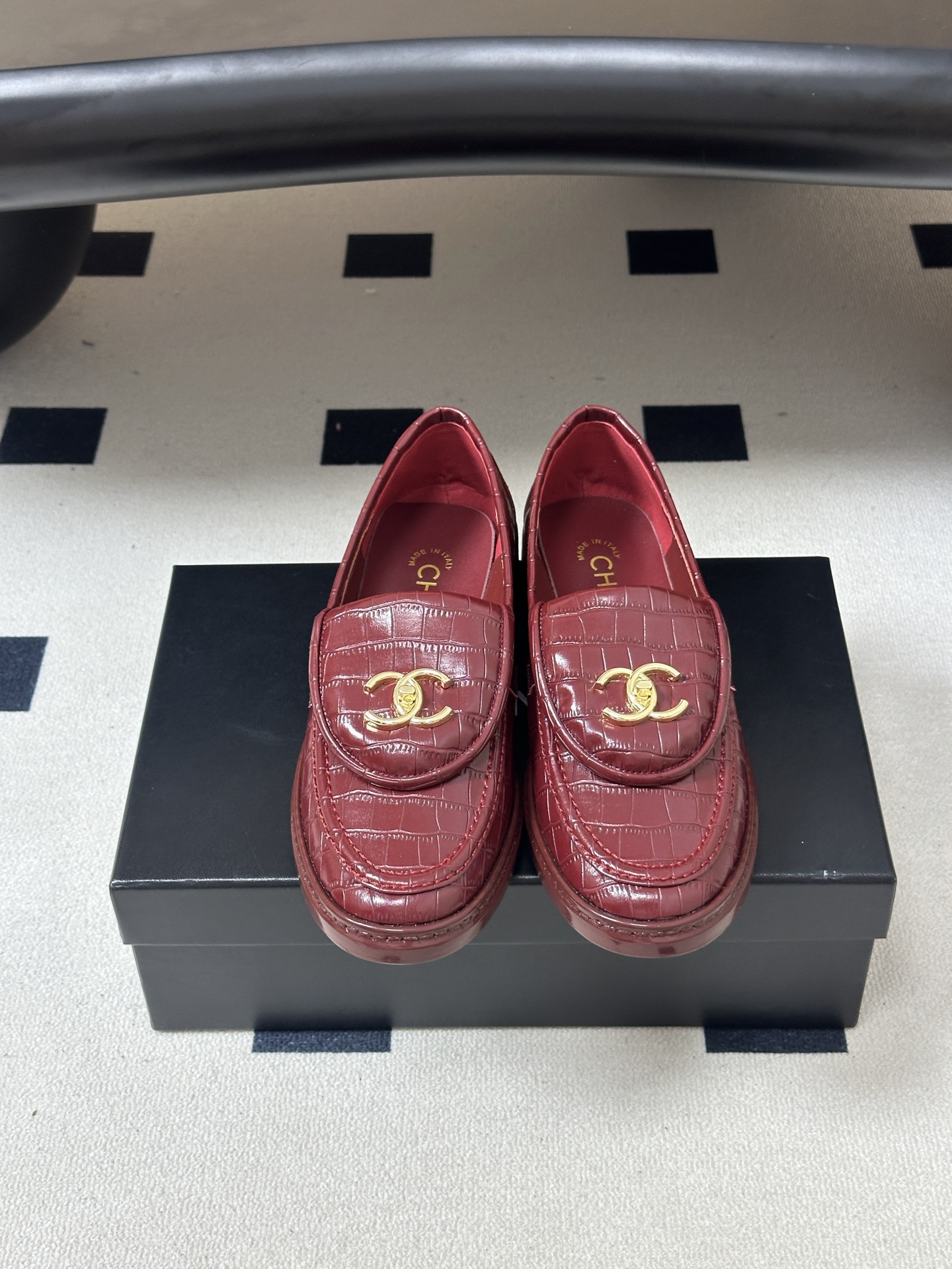 26FW新配色 Chanel小香经典款双C扣乐福鞋翻盖书包扣鳄鱼纹皮乐福鞋 一眼就爱上的乐福鞋 简约又经典 不挑风格 可 26FW新配色 Chanel小香经典款双C扣乐福鞋翻盖书包扣鳄鱼纹皮乐福鞋 一眼就爱上的乐福鞋 简约又经典 不挑风格 可