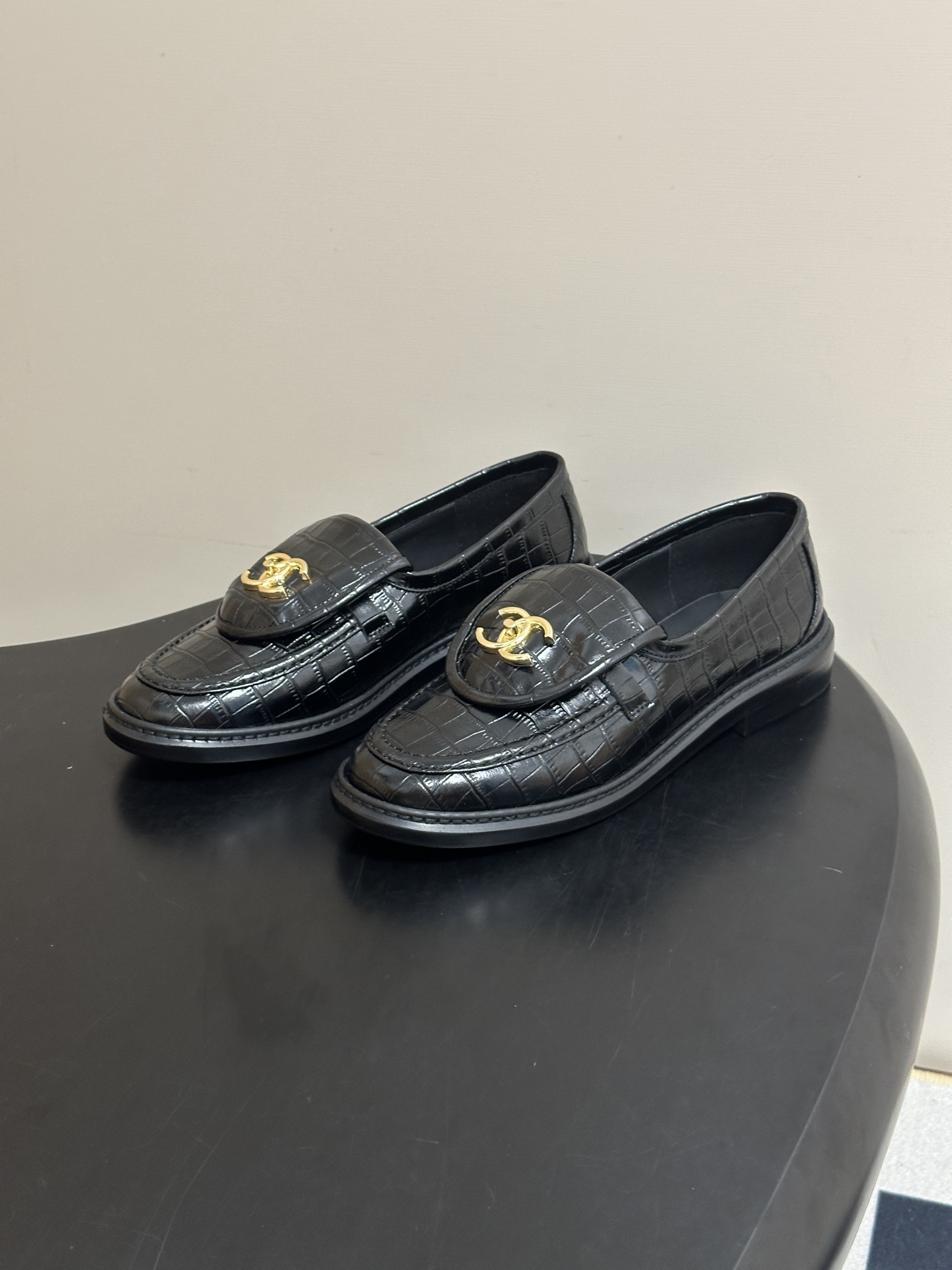 26FW新配色 Chanel小香经典款双C扣乐福鞋翻盖书包扣鳄鱼纹皮乐福鞋 一眼就爱上的乐福鞋 简约又经典 不挑风格 可 26FW新配色 Chanel小香经典款双C扣乐福鞋翻盖书包扣鳄鱼纹皮乐福鞋 一眼就爱上的乐福鞋 简约又经典 不挑风格 可