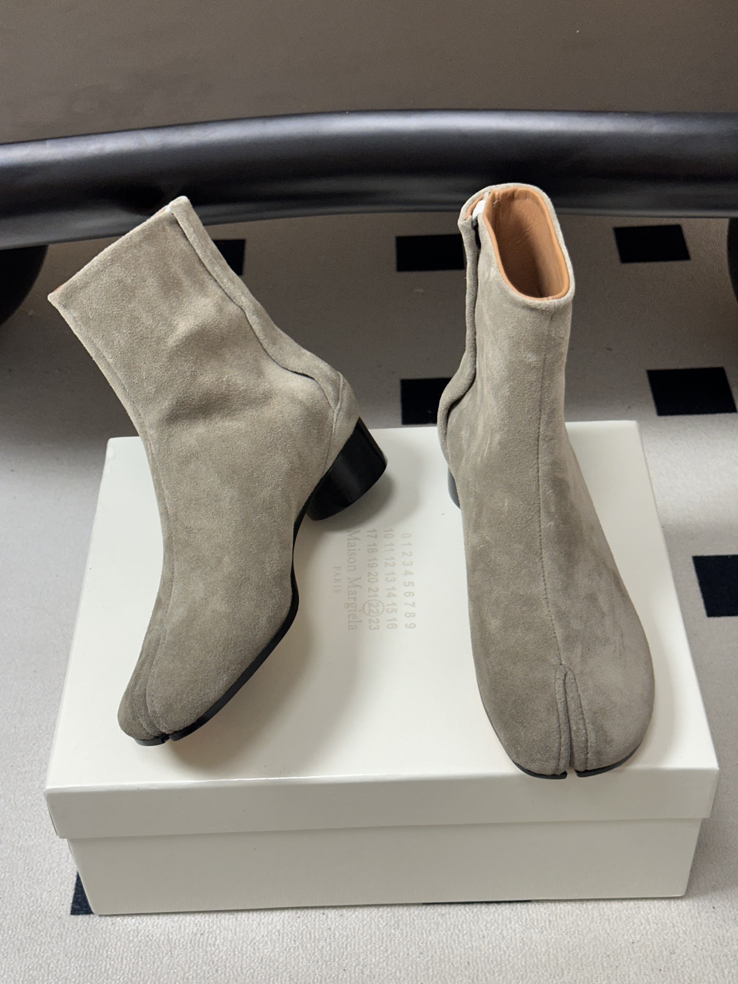 Maison Margiela MM6马吉拉 26ss秋冬新款经典分趾短靴高粗跟短靴 MM6这款分趾短靴设计非常的简约大 Maison Margiela MM6马吉拉 26ss秋冬新款经典分趾短靴高粗跟短靴 MM6这款分趾短靴设计非常的简约大
