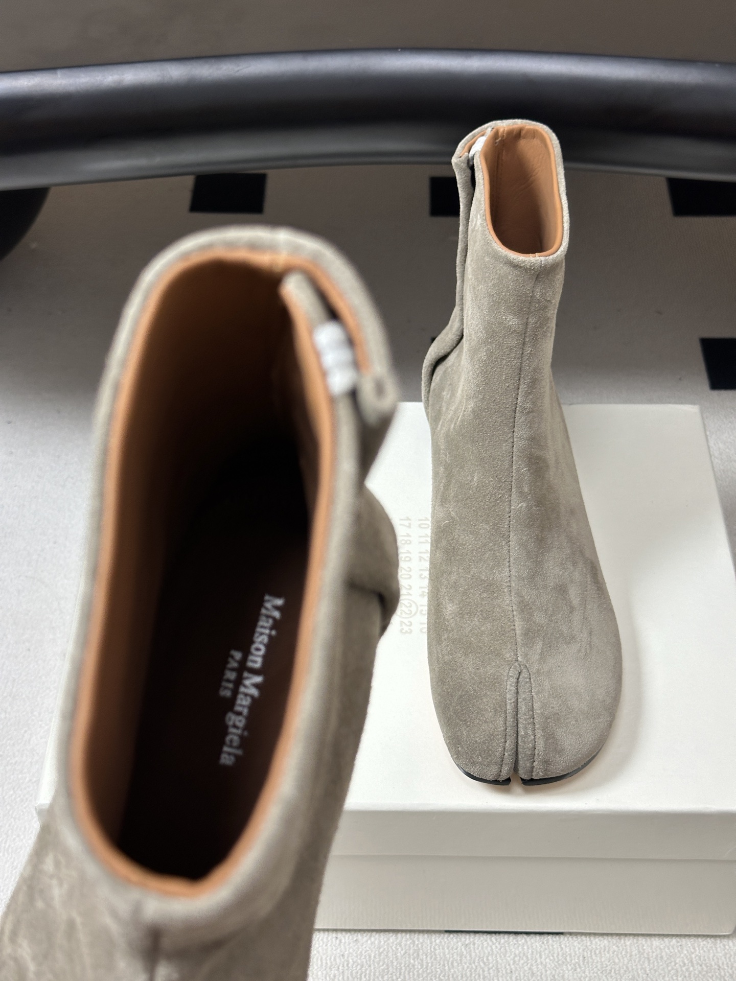 Maison Margiela MM6马吉拉 26ss秋冬新款经典分趾短靴高粗跟短靴 MM6这款分趾短靴设计非常的简约大 Maison Margiela MM6马吉拉 26ss秋冬新款经典分趾短靴高粗跟短靴 MM6这款分趾短靴设计非常的简约大